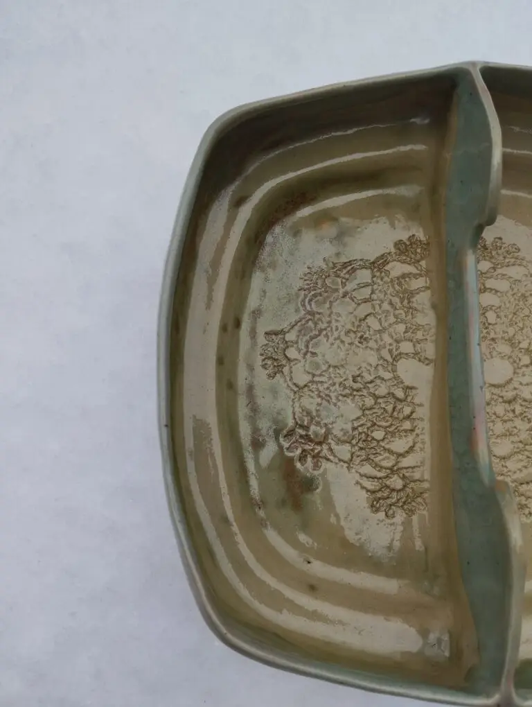 Szkliwiona ceramiczna taca z przegródką i kwiatowym wzorem, Pracownia Klucz