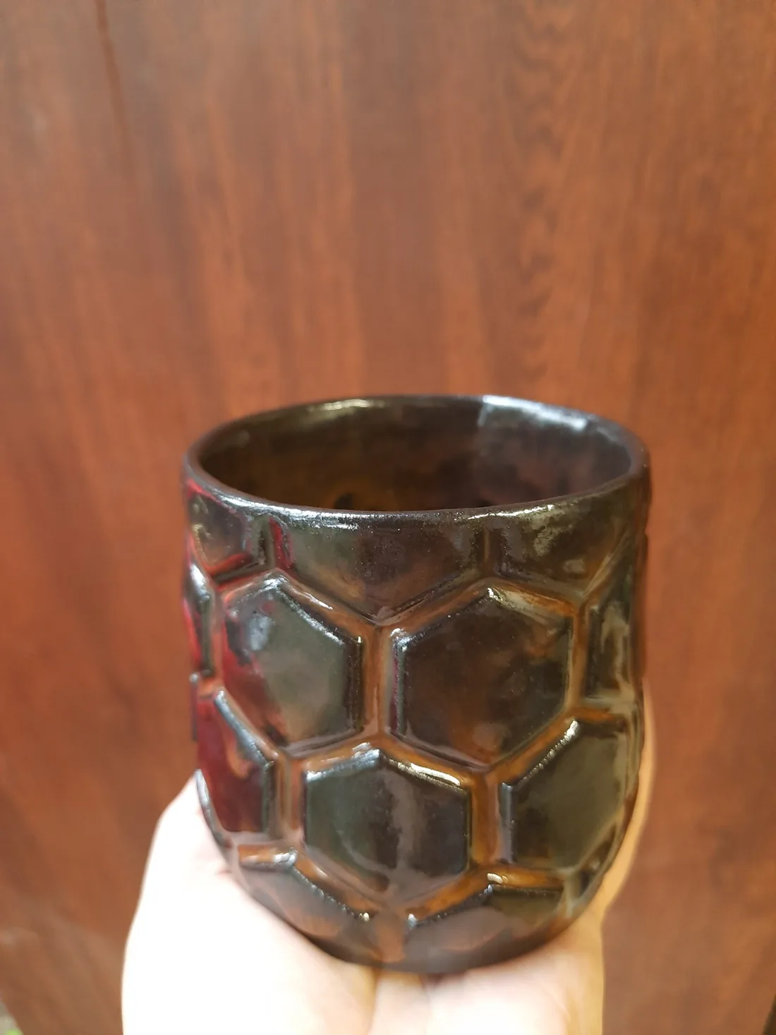 Ciemna szkliwiona czarka ceramiczna z wypukłym geometrycznym wzorem