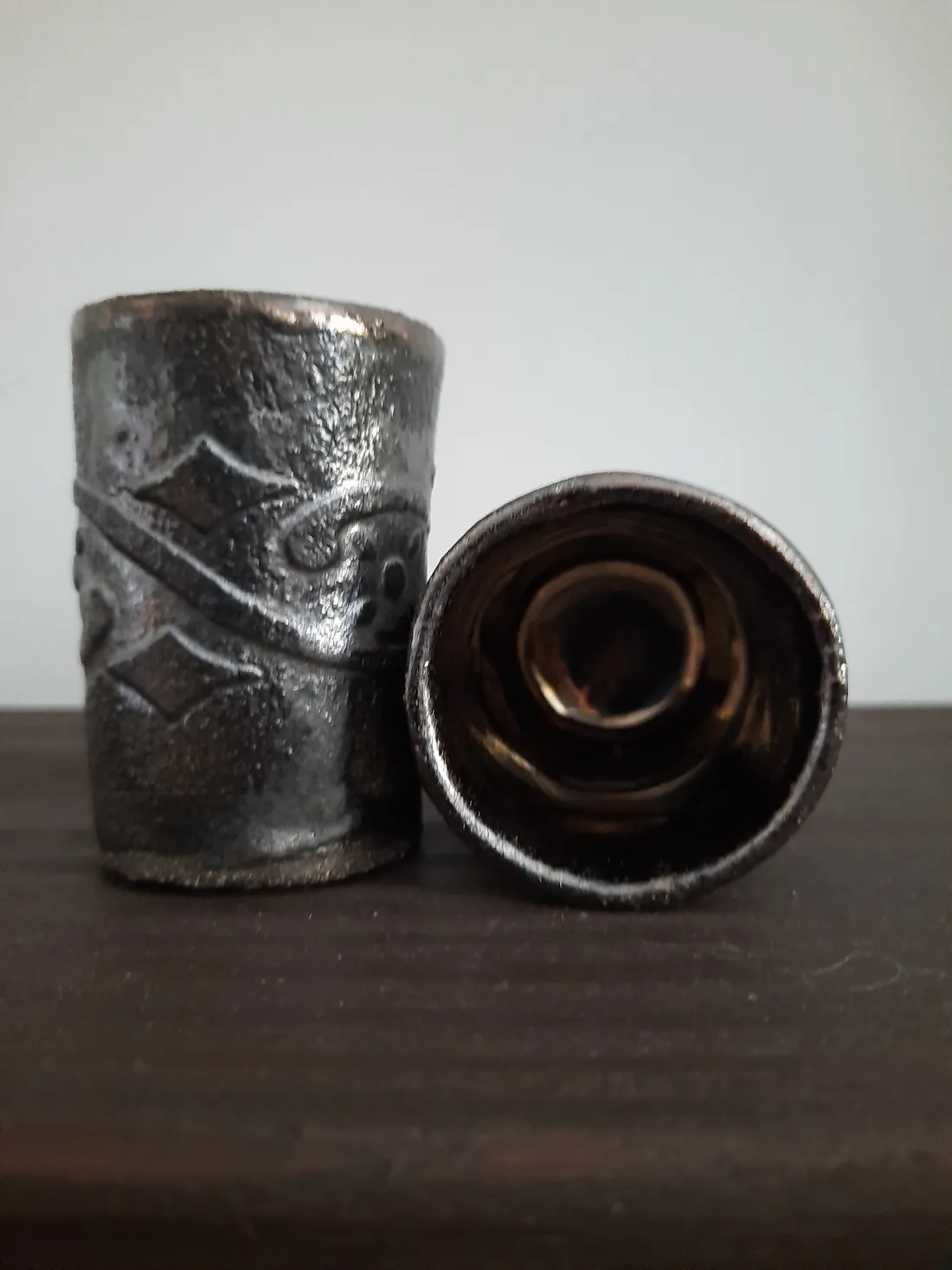 Dwa ciemne ceramiczne naczynia z reliefową spiralną dekoracją, Pracownia Klucz