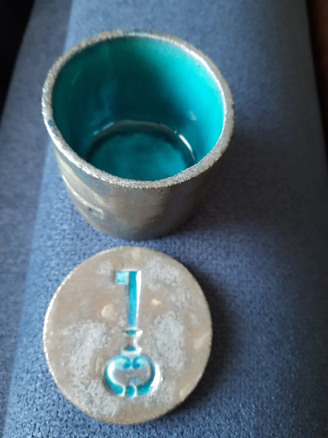 Turkusowy kubek ceramiczny z oddzielną pokrywką