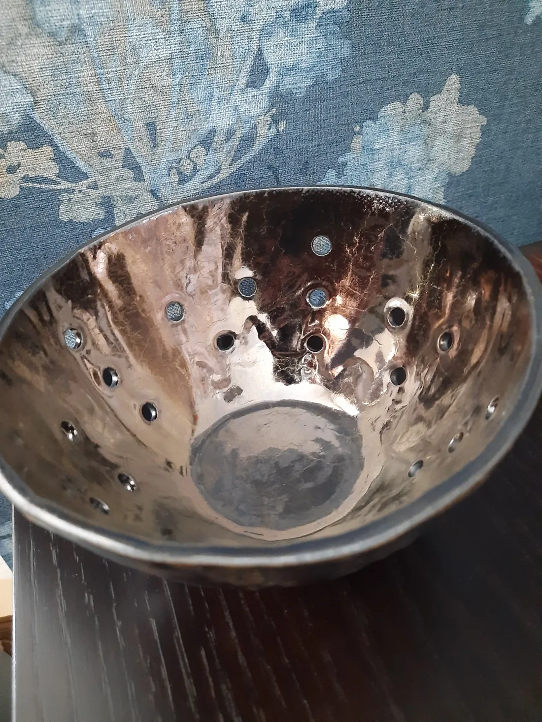 Metalicznie szkliwiona perforowana misa ceramiczna o nieregularnej fakturze