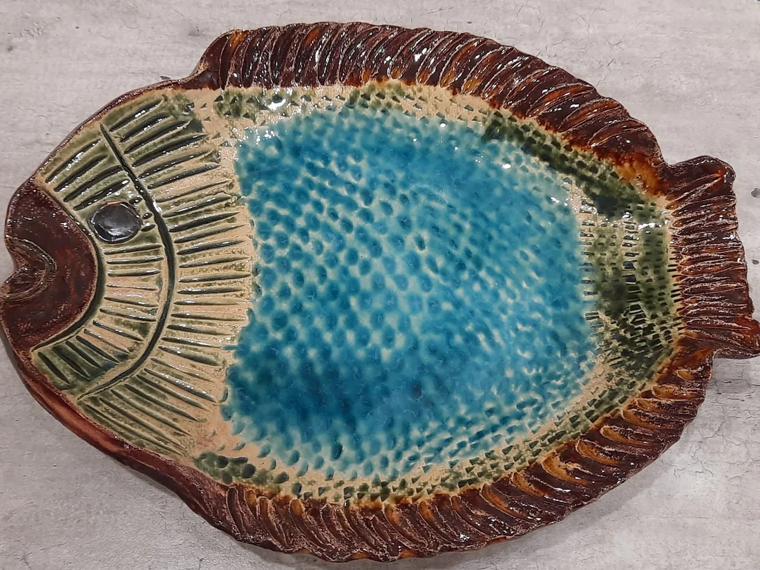 Fragment turkusowej ceramicznej patery z grubym reliefowym obrzeżem
