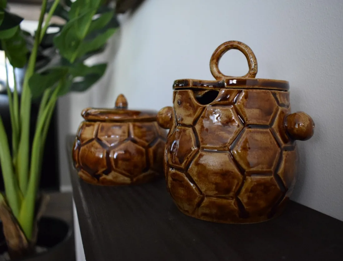 Brązowy szkliwiony pojemnik ceramiczny o rzeźbiarskiej formie