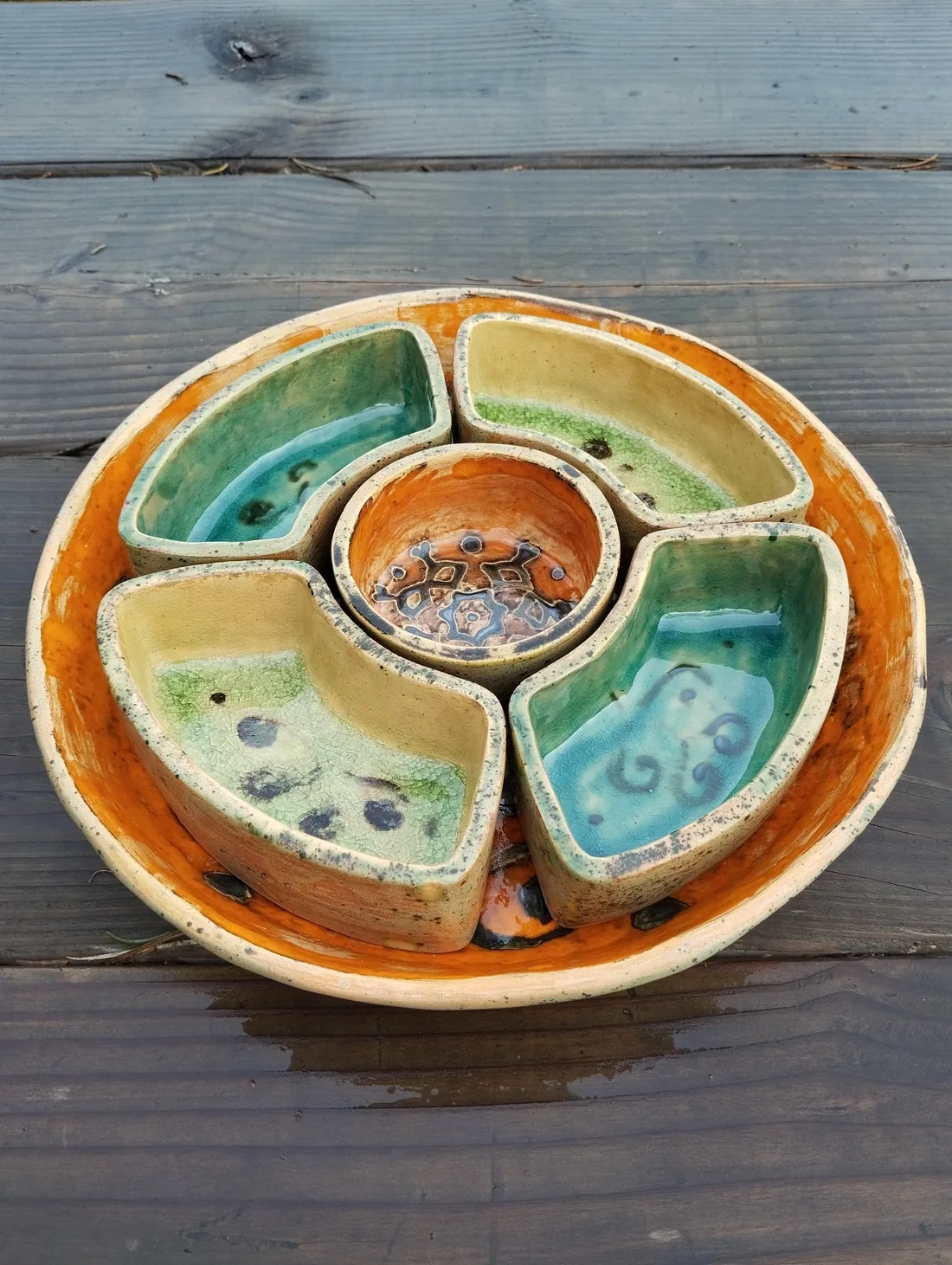 Wieloczęściowy ceramiczny półmisek z kolorowymi przegródkami i centralną miseczką