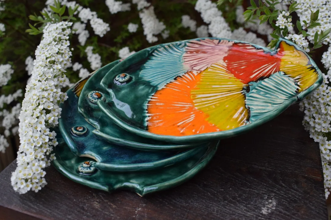 Stos kolorowych ceramicznych talerzy z promienistymi dekoracjami