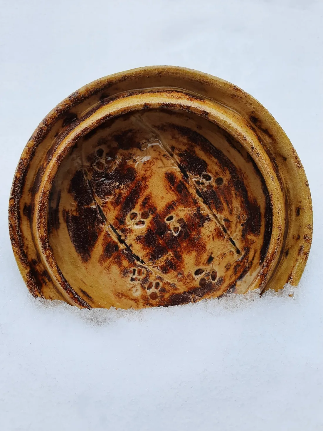 Brązowy ceramiczny talerz z abstrakcyjnym wzorem koncentrycznych kręgów