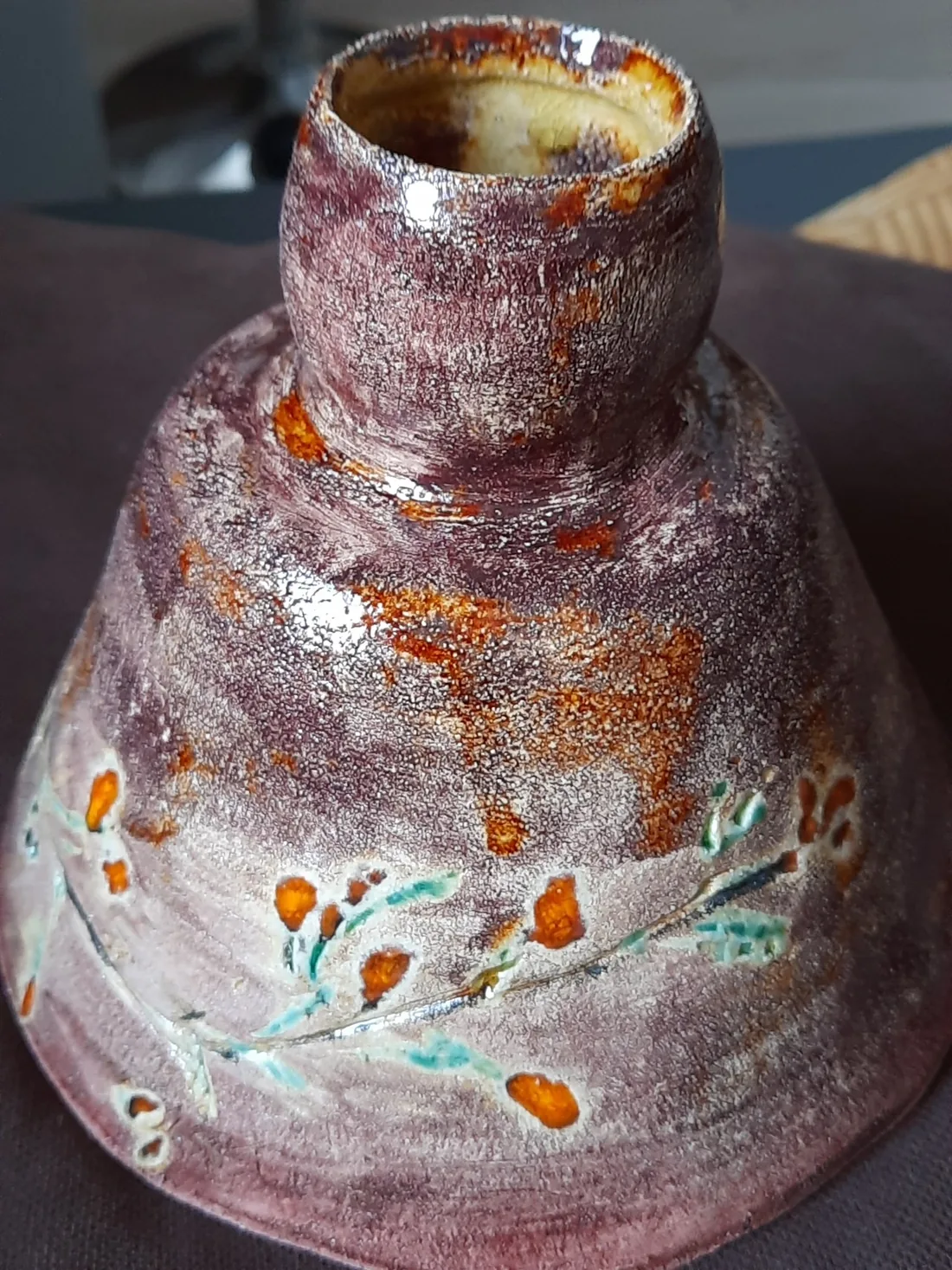 Dekoracyjny wazon ceramiczny z fioletowym szkliwem i barwnymi ornamentami