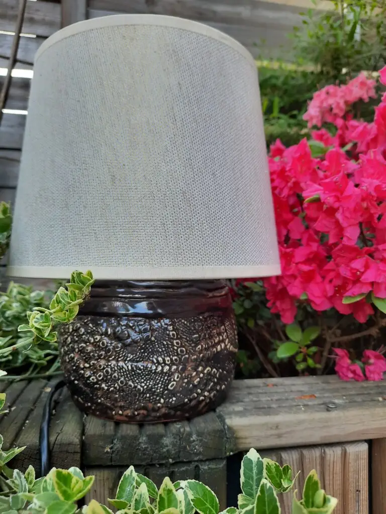 Lampa z ceramiczną podstawą i jasnym abażurem