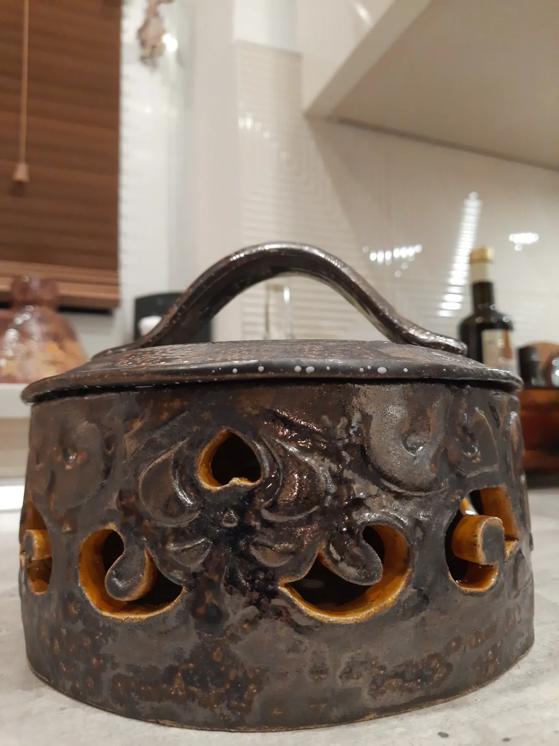 Ażurowy ceramiczny lampion z pokrywą i łukowym uchwytem