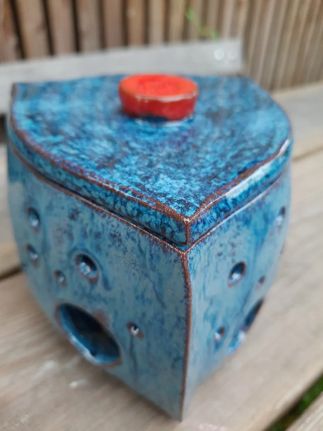 Niebieski perforowany lampion ceramiczny z czerwoną gałką