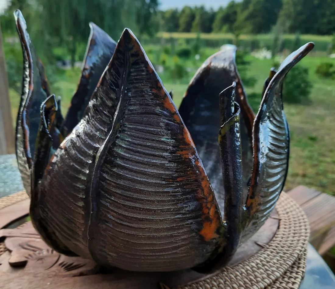 Ciemna ceramiczna rzeźba przypominająca liście lub płomienie
